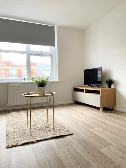 Bright&spacious Apartment, Sleeps 3 - Parking Included *
